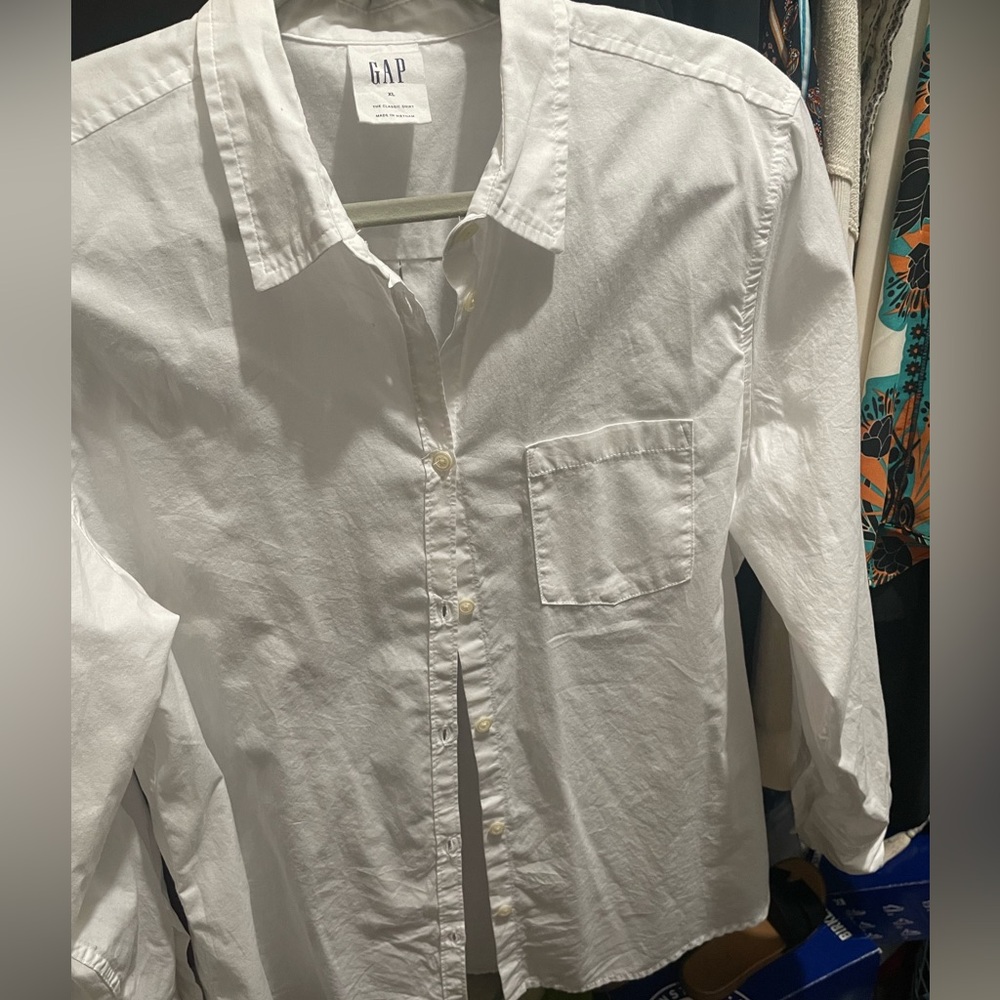 NWOT XL Gap button up shirt